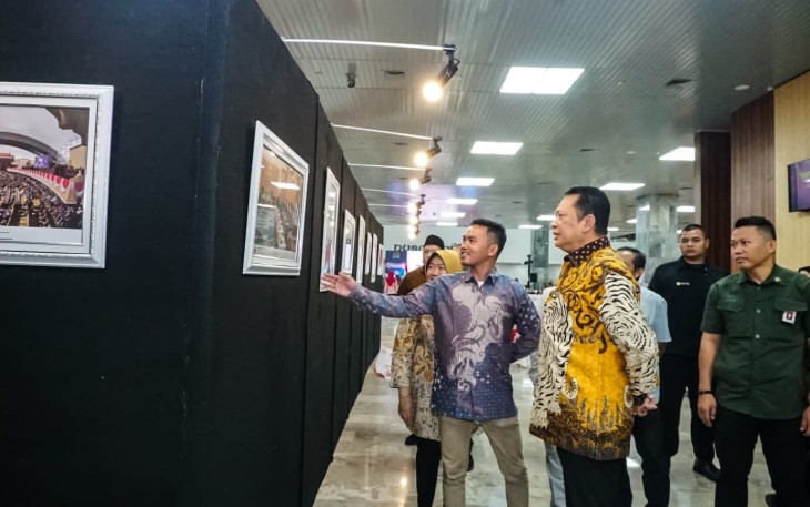 Bamsoet saat melihat foto-foto lomba 