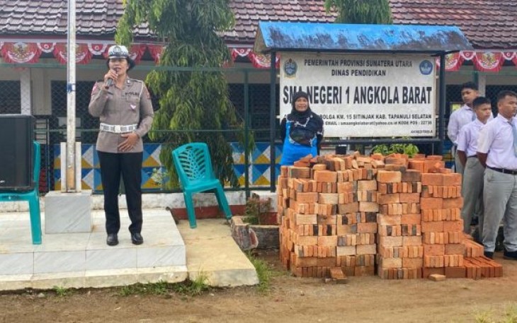 Dalam rangka menyambut HUT Polwan ke-75, salah satu personel wanita senior di Polres Tapanuli Selatan (Tapsel), Aiptu Kasianna Saragih, menjadi Pembina Upacara di SMA Negeri 1 Angkola Barat, Selasa (8/8/2023) pagi.