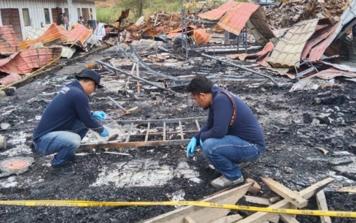 Tim Labfor dari Polda Sumatera Utara (Sumut) menggelar pengecekan dan olah TKP di lokasi 2 unit Mess Karyawan PT Sinohydro yang terbakar, Minggu (5/11/2023) pagi.