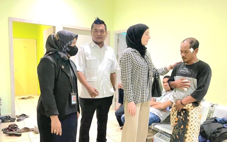 Vera Golenko Istri Wakil Ketua I DPRD Padangsidimpuan Rusydi Nasution Bantu Ikrar Nasution Anak Balita Kurang Mampu yang Sedang Koma di Salah Satu Rumah Sakit Swasta di Kota Padangsidimpuan