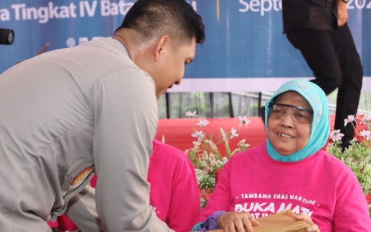 Kapolres Tapanuli Selatan (Tapsel), AKBP Imam Zamroni, SIK, MH, menyalurkan bantuan sosial (Bansos) dari Kapolda Sumut, Irjen Pol Agung Setya Imam Effendi, SH, SIK, MSi, ke para peserta pemeriksaan mata dan Operasi Katarak gratis yang digelar PT Agincourt Resources (AR) dan Polri di Rumkit Bhayangkara Tk IV Batang Toru, Kamis (14/9/2023) siang.