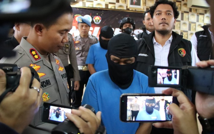 Tersangka saat diwawancarai pada konferensi pers Polres Banjarnegara, Senin (3/4/2023).