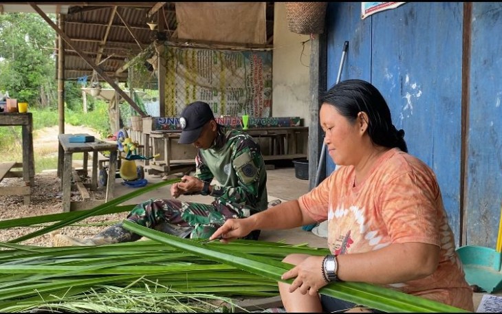Satgas Pamtas Yonarmed 10/Bradjamusti Berikan Pelatihan Kerajinan Tangan Bagi Ibu-ibu Perbatasan
