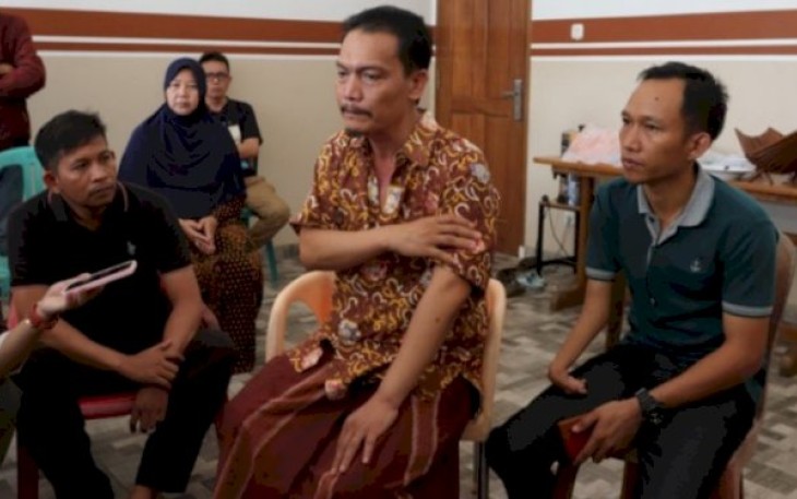 Pimpinan Kantor Berita RMOLBengkulu, Rahimandani (tengah)