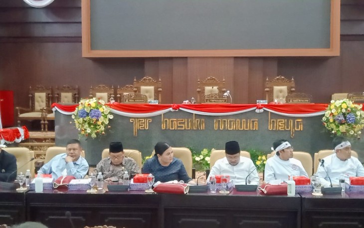 Pimpinan DPRD Jatim saat Terima Aspirasi Nakes Tolak RUU Omnibus Law Kesehatan 