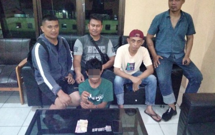Tersangka saat diamankan Tim Opsnal Polsek Padang Bolak