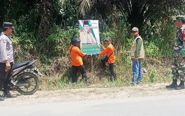 Babinsa Kota Bangun Lakukan Pendampingan Penertiban Alat Peraga Sosialisasi