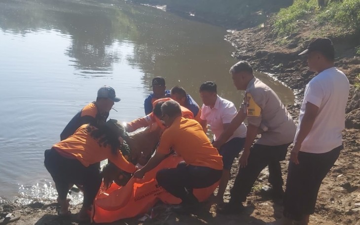 Petugas beserta relawan mengevakuasi mayat perempuan tanpa identitas yang mengapung di sungai Bengawan Solo, Kamis (25/5/2023)