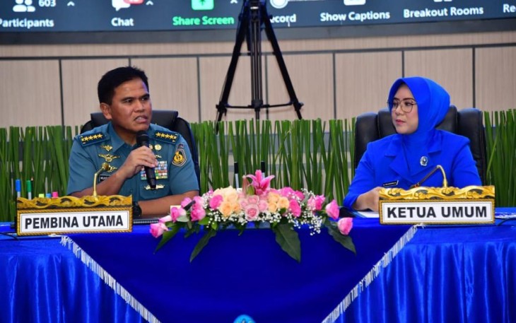 Kasal Laksamana TNI Muhammad Ali selaku Pembina Utama saat menggelar Acara Tatap Muka dengan anggota Jalasenastri yang didampingi oleh Ketua Umum (Ketum) Jalasenastri Ny. Fera Muhammad Ali bertempat di Auditorium Denma Mabesal, Cilangkap, Jakarta Timur, Selasa (15/08). 