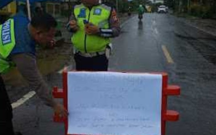 Sat Lantas Polres Pagar alam Alihkan Jalur Menuju Kota Lahat Melalui Kabupaten Empat Lawang Setelah Terjadi Banjir Dan Longsor