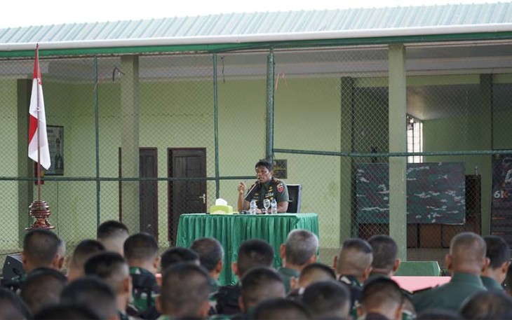 Komandan Korem 143/HO Brigjen TNI Ayub Akbar mengambil jamdan dan menyampaikan kepada seluruh prajuritnya 