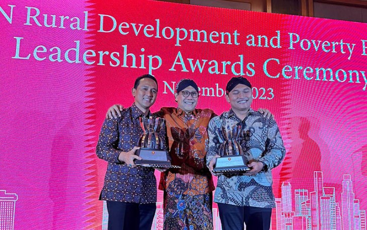 Penghargaan kepada private sector yang berkontribusi pada pembangunan desa dan pengentasan kemiskinan diserahkan saat gala dinner 13th AMRDPE, Selasa (21/11/2923). 