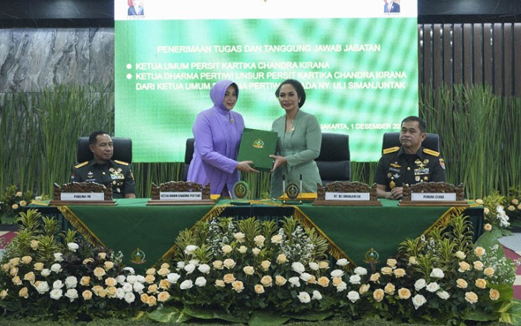Ny. Evi Agus Subiyanto saat Serahkan Jabatan Ketum Persit Kartika Chandra Kirana