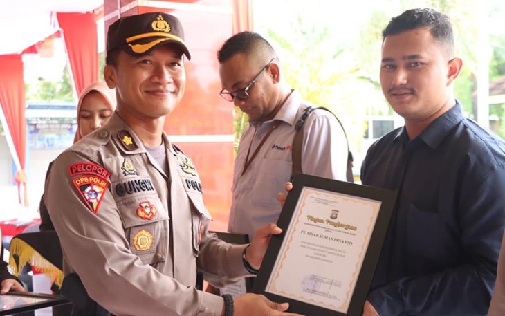 Polres Karimun saat Berikan Piagam Penghargaan Kepada 3 Satpam Berprestasi
