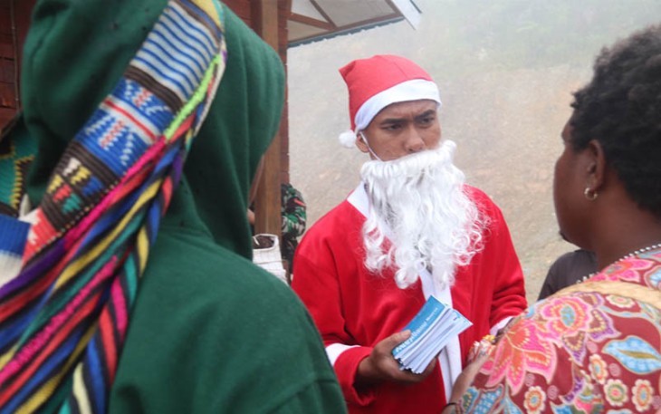 Satgas 330 Bagikan Bantuan Alkitab dari Pangkostrad ke masyarakat Intan Jaya