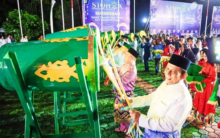 Gubernur Ansar saat pukul bedug tanda dibukanya STQH Kabupaten Lingga
