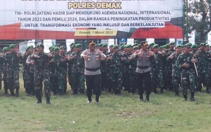 Kapolres Demak AKBP Budi Adhy Buono bersama Dandim Letkol Czi Pribadi Setyo Pratama bersemangat dan kompak mendampingi 600 personel gabungan Polres dan Kodim melaksanakan yel-yel Sinergitas TNI - Polri pada Apel Jam Pimpinan TNI - Polri Jawa Tengah