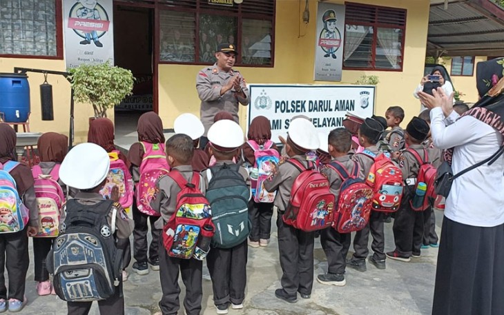 Kedatangan Anak-Anak TK disambut langsung oleh Kapolsek Darul Aman AKP Teuku Syahril, S.E.