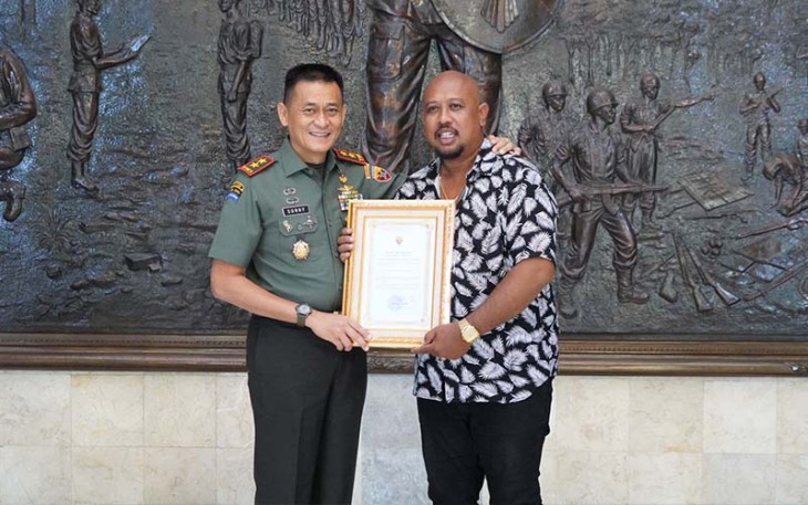 Pangdam IX/Udayana saat Berikan Penghargaan Kepada Mr. Botax