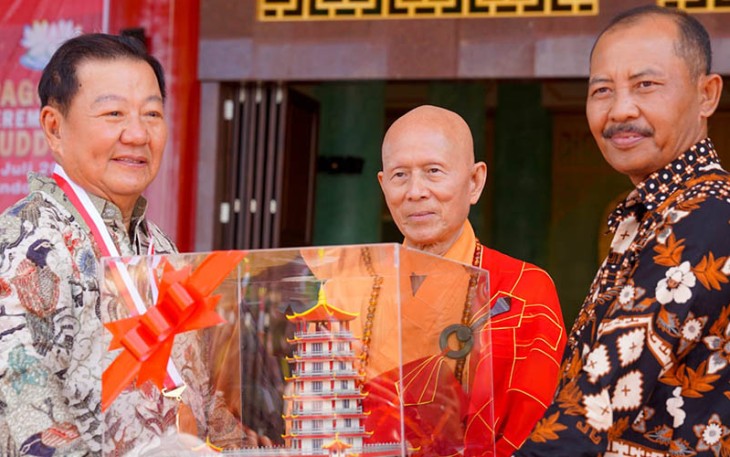 Sekdaprov Kepri saat Hadiri Peresmian Pagoda Sata-Saharsa Buddha di Tanjungpinang