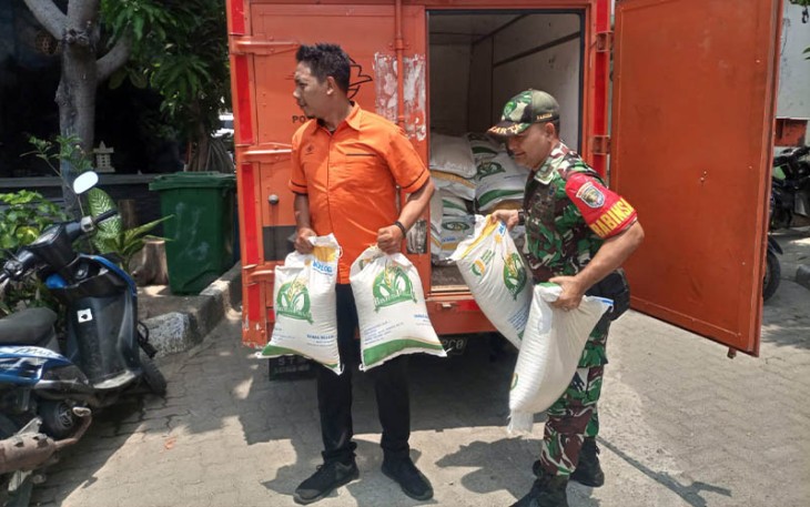 Babinsa Koramil 05/Tanah Abang saat Monitoring Penyaluran Bansos Beras