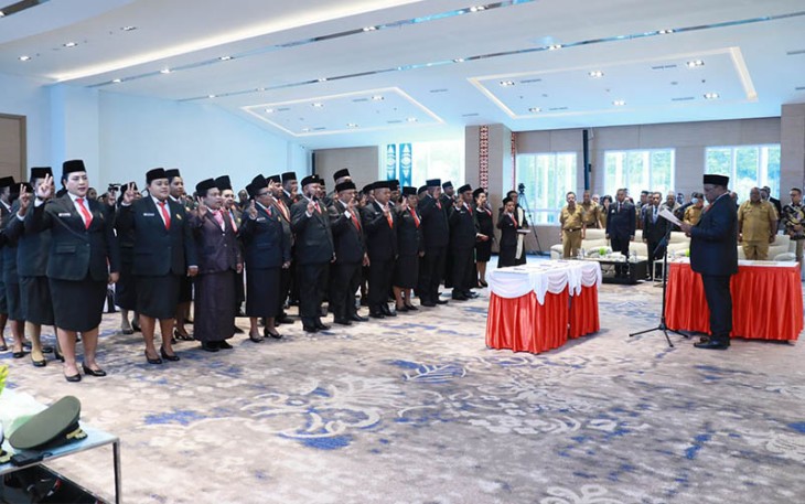 Wamendagri John Wempi Wetipo saat resmi melantik 34 anggota Majelis Rakyat Papua (MRP) Provinsi Papua periode 2023-2028 di Kantor Gubernur Papua, Jayapura, Selasa (7/11/2023).