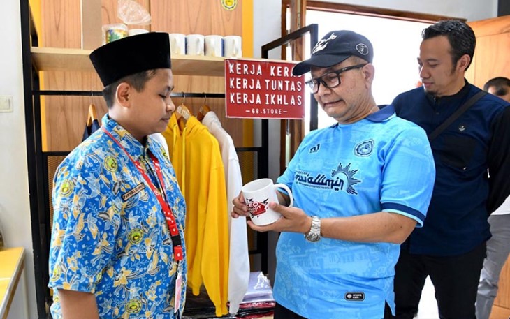  SesKemenkopUKM Arif Rahman Hakim usai menghadiri peresmian Mu’allimin Sports Center di Kampus Madrasah Mu’allimin Muhammadiyah Yogyakarta, Minggu (12/11).