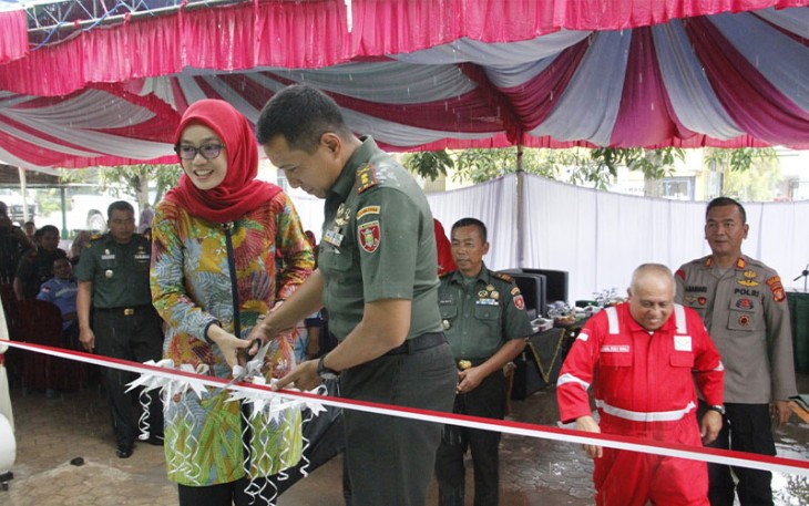 Pemotongan pita tanda peresmian Rumah Dinas Koramil 04/Sanga-Sanga