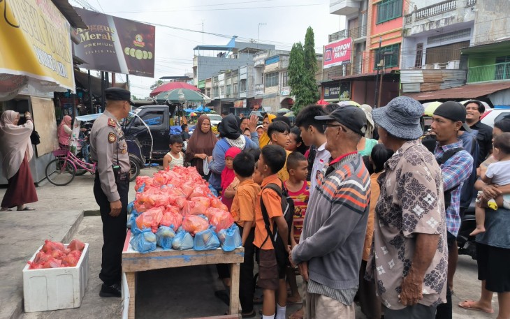 Polsek Sunggal menggelar kegiatan Jumat Barokah, berupa pembagian makanan gratis kepada masyarakat, Jumat (8/12/2023)