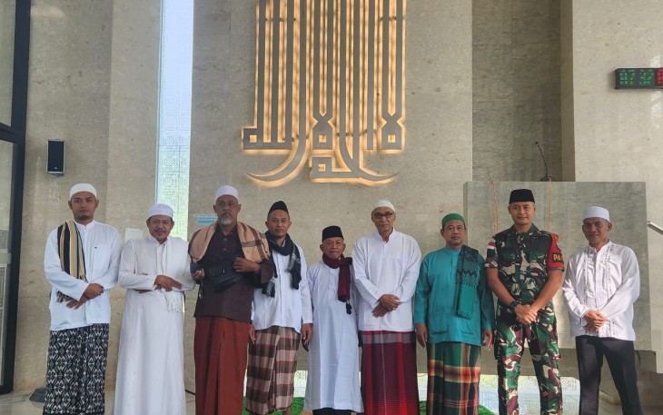 Satgas Pamtas Yonif 645/GTY saat Sholat Idul Fitri Bersama Masyarakat di Perbatasan RI-Malaysia