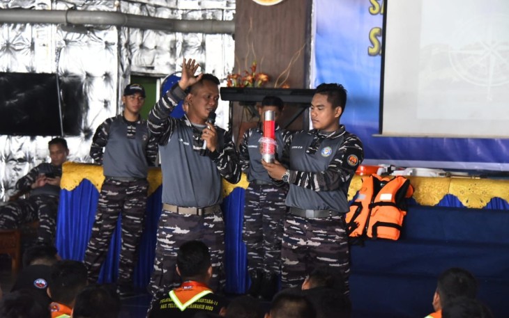 Peserta Satgas Pelantara XI saat Belajar Ilmu Pelayaran Selama Berlayar Menuju Sorong 