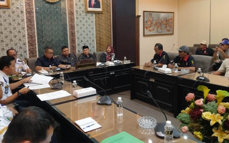 Puluhan pengemudi angkutan kota dari Surabaya dan Sidoarjo yang tergabung dalam Serikat Sopir Indonesia (SSI) Jawa Timur saat mendatangi DPRD Jawa Timur.