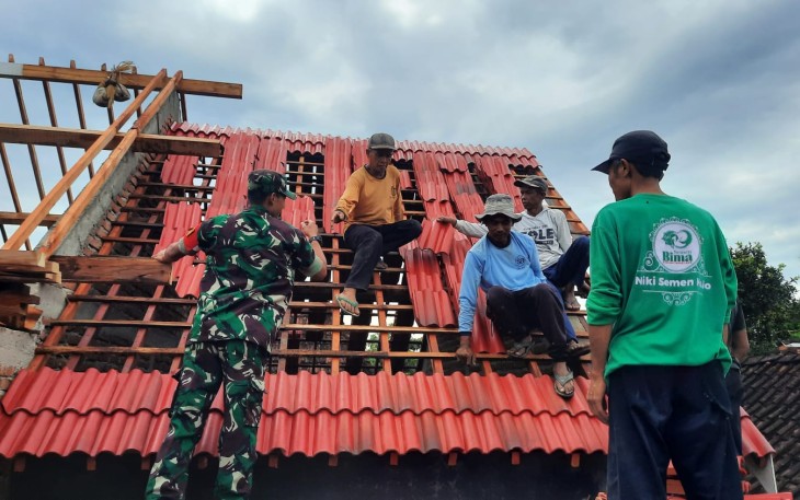 Babinsa Koramil Dagangan Bantu Masyarakat Pasang Genteng