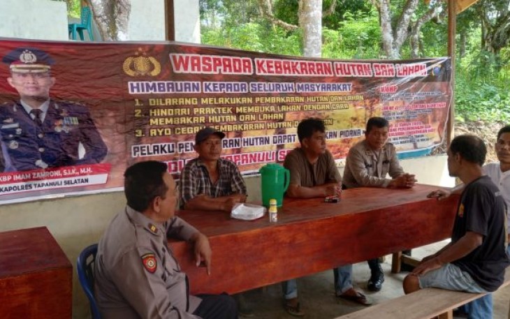 Polsek Batang Angkola melalui Iptu Recky N Tarigan, SH, bersama Kapolsubsektor Sayurmatinggi, Ipda Asjul Pane, berdialog langsung dengan masyarakat , meminta agar tidak bakar Lahan jika hendak membuka Kebun, pada Kamis (30/3/2023) pagi.