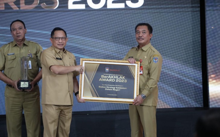Mendagri Muhammad Tito Karnavian saat memberi penghargaan langsung kepada Kepala BSKDN Kemendagri Yusharto Huntoyungo di Gedung Sasana Bhakti Praja (SBP) Kemendagri pada Selasa, 14 November 2023.