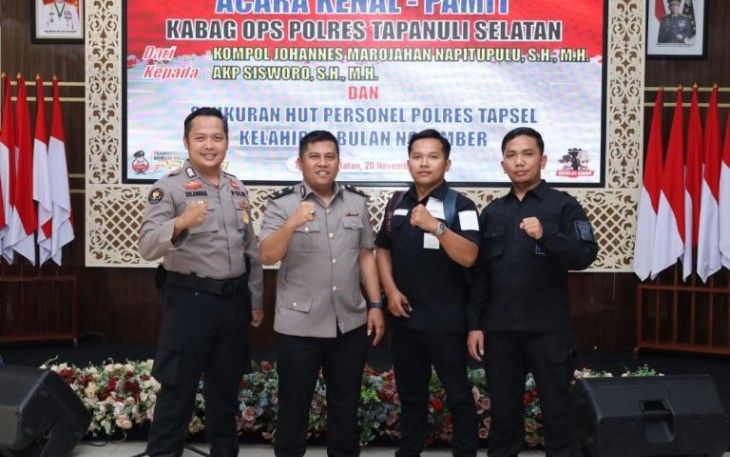 Kompol JM Napitupulu berfoto bersama dengan Plh Kasi Humas Polres Tapsel, Brigadir Erlangga Gautama Nasution, dan Tim usai upacara sertijab Kabag ops