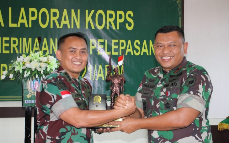 Danrem 121/Abw Brigjen TNI Luqman Arief, S.I.P., pimpin acara Laporan Korps, Tradisi Penerimaan dan Pelepasan Kasiops Kasrem 121/Abw, bertempat di Aula Kodim 1201/Mph, Mempawah, Kalimantan Barat, Rabu (27/12/2023)