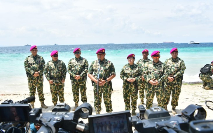 Penganugerahan warga kehormatan Korps Marinir di Pulau Damar, Selasa (24/01). 