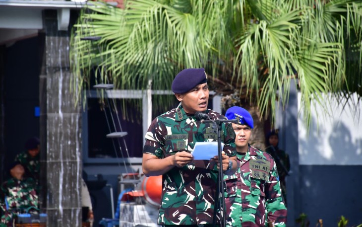 Danlanal Cilacap Kolonel Laut (P) Bambang Subeno memimpin jalannya Upacara Bendera tanggal 17 Nopember 2023