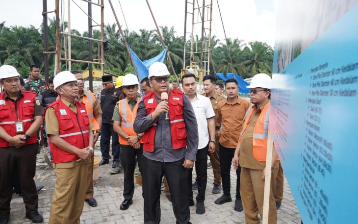 Bupati dan Wakil Bupati Asahan Letakkan Batu Pertama Pembangunan Menara Masjid Agung H. Achmad Bakrie Kisaran