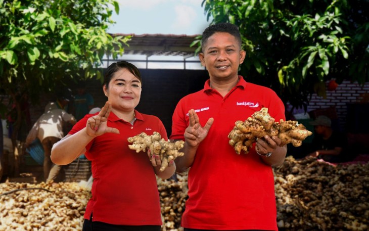 Hanif Setyobudi, Owner PT Enha Sentosa Indonesia saat menunjukan jahe yang diekspornya.