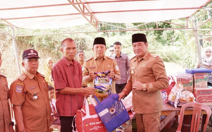 Wagub Rosjonsyah Serahkan Bantuan Pemerintah untuk Warga Korban Bencana Kebakaran 