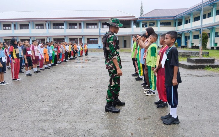 Staf Teritorial Kodim 1710/Mimika Bersama Pramuka Saka Wira Kartika Latih PBB Untuk Upacara Pengibaran Bendera Kepada Siswa Baru SMPN 2 Mimika