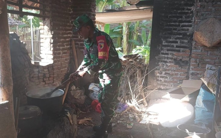 Babinsa Koramil 13/Kebonsari Kodim 0803/Madiun, Koptu Eko Kurniawan melaksanakan komsos dengan membantu warga dalam pembuatan kue manco di RT 09 RW 01 Dusun Grogol, Desa Tambakmas, Kecamatan Kebonsari, Kabupaten Madiun, Sabtu (9/12/2023)