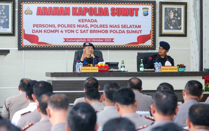 Kapolda Sumut, Irjen Pol Agung Setya Imam Effendi, saat memberi arahan kepada seluruh personel Polres Nias dan Nias Selatan, Selasa (3/10).