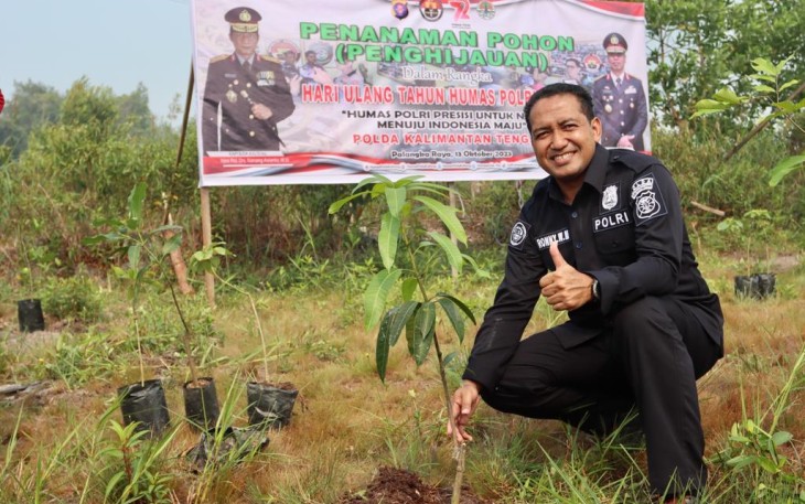 Kasubbid PID Polda Kalimantan Tengah AKBP Ronny Manusiwa SIK Tanam Pohon 