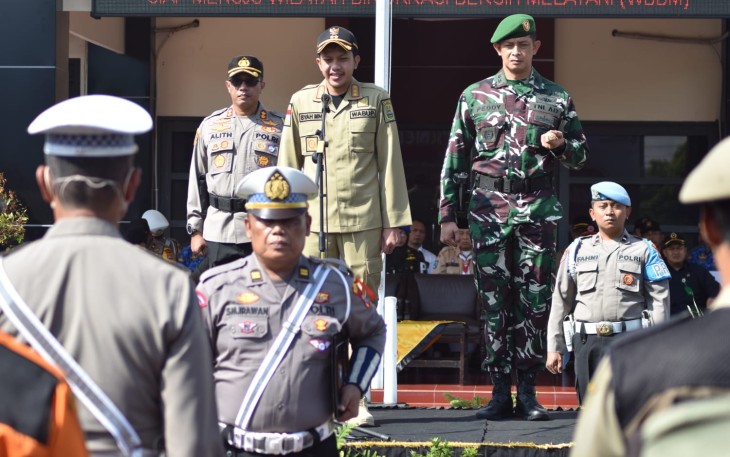 Wakil Bupati Trenggalek, Syah Muhamad Natanegara, saat memimpin Apel Gelar Pasukan dalam rangka `Operasi Ketupat Semeru 2023` di halaman Mapolres Trenggalek, Senin (17/4/2023).