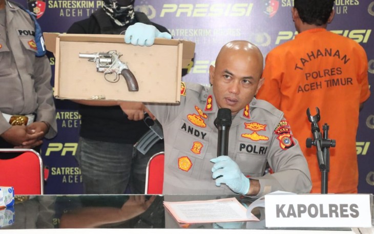 Kapolres Aceh Timur AKBP Andy Rahmansyah, S.I.K. saat menunjukan barang bukti senjata api yang dipakai tersangka.