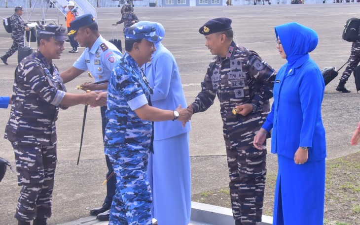 Komandan Lantamal (Danlantamal) VI Makassar Laksamana Pertama TNI Ivan Gatot Prijanto, S.E, M.Tr. Opsla., didampingi Ketua Korcab VI DJA II  Ny. Silvia Ivan Gatot sambut kedatangan Panglima Komando Armada Republik Indonesia (Pangkoarmada RI) Laksamana Madya TNI Heru Kusmanto beserta rombongan bertempat di Base Op Lanud Sultan Hasanuddin, Mandai Kab. Maros Provinsi Sulsel, Kamis (13/12/2023)