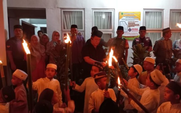 Kapolsek Batang Toru, AKP Tona Simanjuntak, SH, bersama Forkopimcam setempat, terjun langsung mengawal ratusan peserta Pawai Obor dalam rangka menyambut Tahun Baru 1 Muharram 1445 Hijriah, Selasa (18/7/2023) malam
